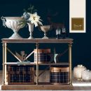 Mobile vetrina con vasi bianchi, fiori e accessori decorativi