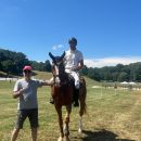 Premiazione di un cavaliere accanto al proprio cavallo
