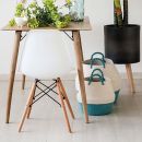 Sedia bianca con cuscino, borsa e complementi d'arredo