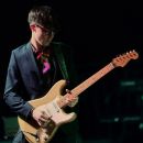 Chitarrista con chitarra bianca durante il concerto Team Horse