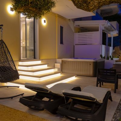 Patio illuminato di notte della suite Orchidea al Residence Aleden