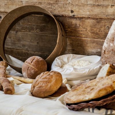 Pane, dolci e prodotti da forno del Granaio Antico in un'ambientazione rustica