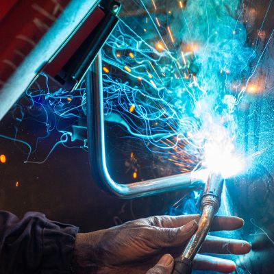 Saldatore ItalTanx durante la lavorazione di serbatoi per carburante