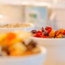 Ciotole di yogurt, cereali e frutta secca per la colazione
