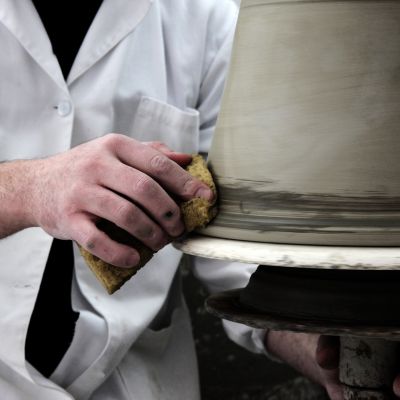 Artigiano Mentre Modella Vaso Argilla Nel Laboratorio Di Ceramiche Di Castelli De Fabritiis