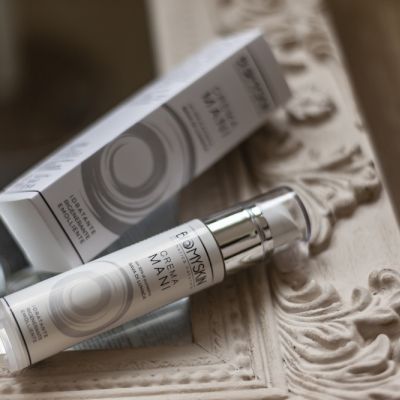 Cosmetici Biomyskin disposti su una cornice decorata