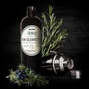 Bottiglia Gin Scorretto con vicino bacche di ginepro Scuppoz su Instagram a Teramo in Abruzzo