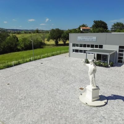 Esterno della Casa Funeraria Valerio e Marco con statua di Cristo nel piazzale