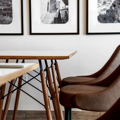 Sedie di design in pelle e legno nel ristorante Furno