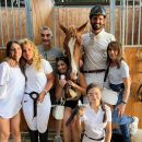 Famiglia riunita accanto a un cavallo nelle scuderie del Team Horse di Teramo