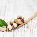 Pistacchi su un cucchiaio di legno al Ristorante La Tacchinella