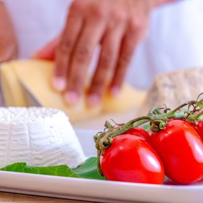 Ricotta fresca con pomodori e basilico per la colazione salata