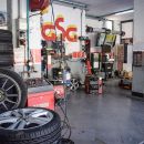 Interno dell'officina con ruote, ponti e attrezzature