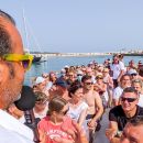 Guida a bordo durante escursione Motobarche Leonarda Vieste