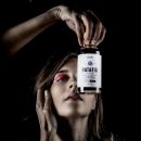 Body painting artistica ragazza fissa bottiglia ratafià scatto per Scuppoz Sense a Teramo in Abruzzo