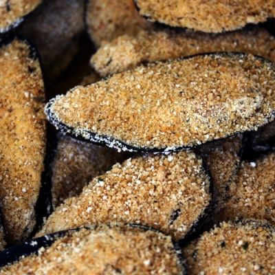 Molluschi gratinati pronti da cuocere nel banco dei surgelati
