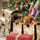 Trenino decorativo natalizio circondato da pacchi regalo