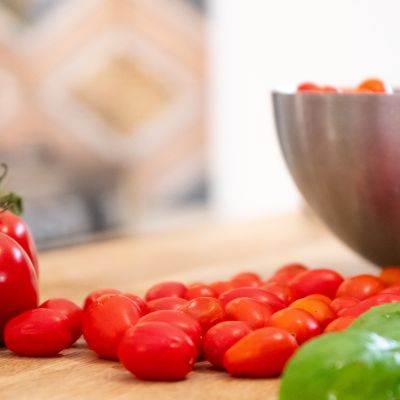 Pomodori freschi e peperone pronti per la colazione salata