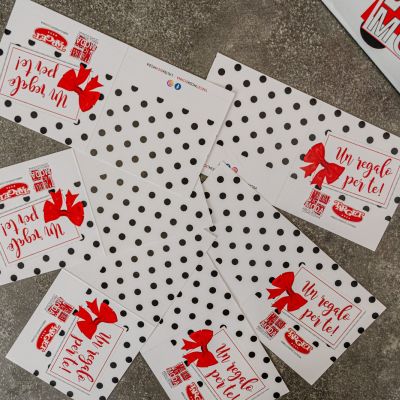 Buoni regalo Altra Idea Moda disposti su una superficie a pois