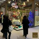 Visitatori davanti allo stand Bruco durante una fiera dell'arredo