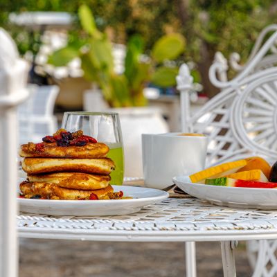 Pancake con frutta fresca serviti a colazione allo Shanti B&B