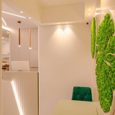 Area colazione con parete verde verticale al Residence Aleden di Vieste