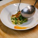 Impiattamento delle fettuccine tricolore con funghi alla Tacchinella