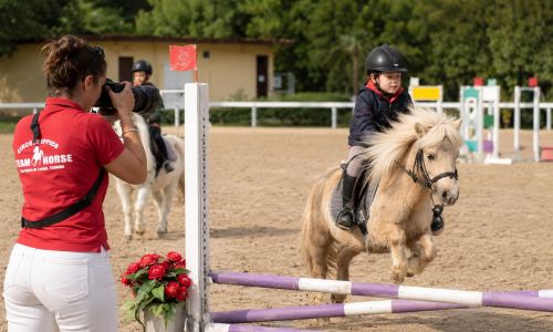 fotografa Wainet durante uno shooting fotografico ai pony del Maneggio Team Horse Teramo per Wainet Web Agency di Teramo