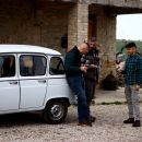 Proprietari Tenuta Trium con auto storica in campagna Notaresco Teramo