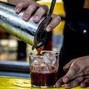 Bartender versa cocktail ratafià Scuppoz