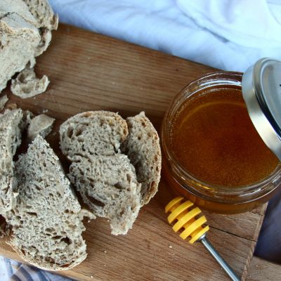 Pane su tagliere e miele shooting fotografico per Bottega Montecchia
