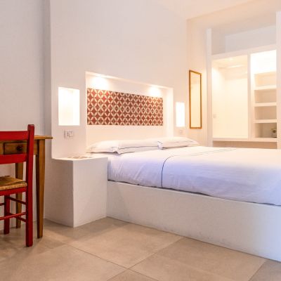 Vista interna della camera Rossa con letto e angolo scrittoio