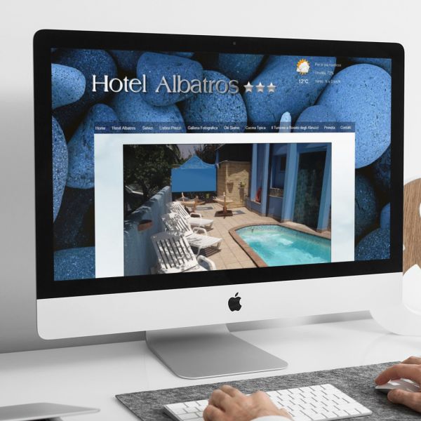 uomo che guarda sull'iMac la home page del sito web de Hotel Albatros di Roseto degli Abruzzi realizzato da Wainet Web Agency di Teramo