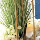 Composizione di pampas e fiori bianchi davanti a uno specchio
