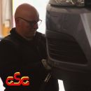 Meccanico concentrato durante un intervento su un'automobile