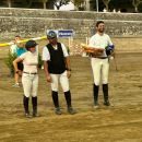 Tre partecipanti riuniti durante la premiazione di una gara equestre