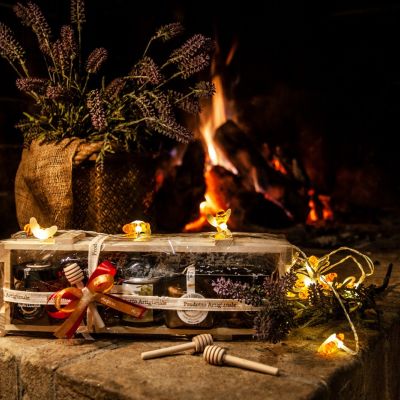 Box di Natale con prodotti vicino al camino durante lo shooting fotografico per Bottega Montecchia