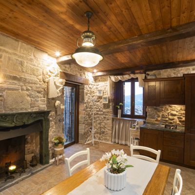 Dettagli del soggiorno con camino storico del Bed and Breakfast Abruzzo Tower a Montorio al Vomano in Abruzzo