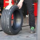 Addetto Gran Sasso Gomme mentre sposta un pneumatico in officina