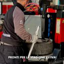 Grafica con meccanico al lavoro per la preparazione alla stagione estiva