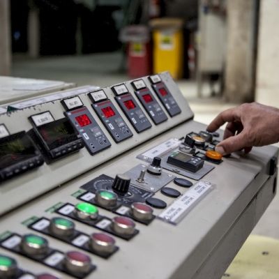 Operatore regola il pannello di controllo della linea produttiva SIAI