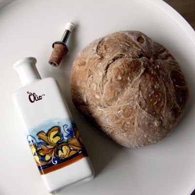 Oliera in ceramica dipinta a mano con piatto e pane