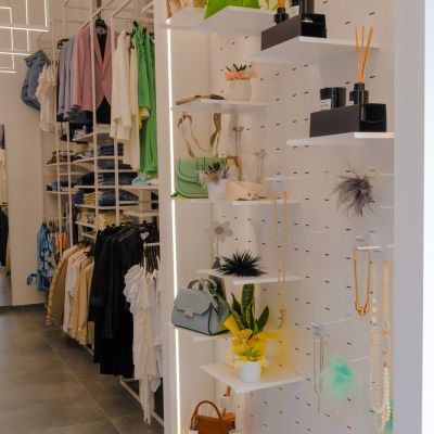 Reparto accessori e abbigliamento del negozio visto dall'ingresso