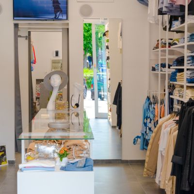 Vista interna di Altra Idea Moda con specchi, scaffali e capi