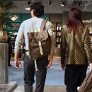Visitatori osservano i prodotti dello stand Bruco in fiera