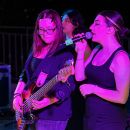 Cantante e bassista si esibiscono insieme sul palco dell'evento Team Horse