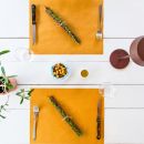 Tavola apparecchiata vista dall'alto con tovaglioli e rametti aromatici