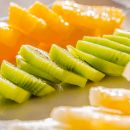 Fette di kiwi e arancia preparate per la colazione