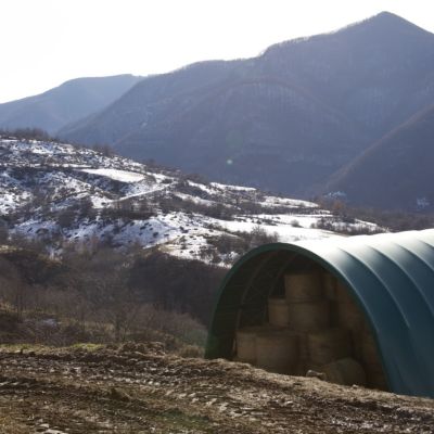 Stalle della Filiera della Laga nel paesaggio montano abruzzese