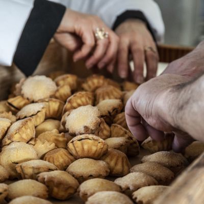 Pasticceri del Granaio Antico mentre preparano biscotti artigianali